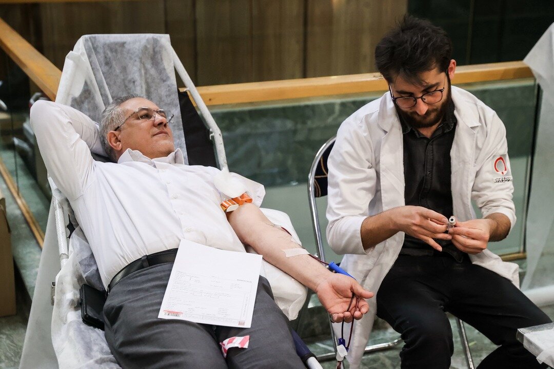 تصاویری متفاوت از نمایندگان درحال اهدای خون