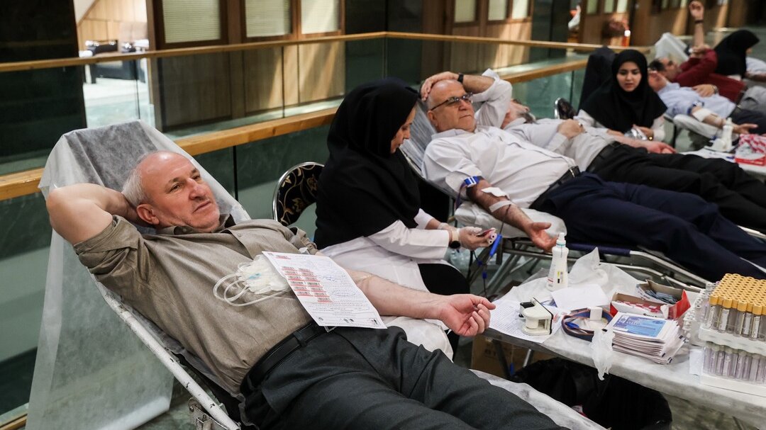 تصاویری متفاوت از نمایندگان در حال اهدای خون