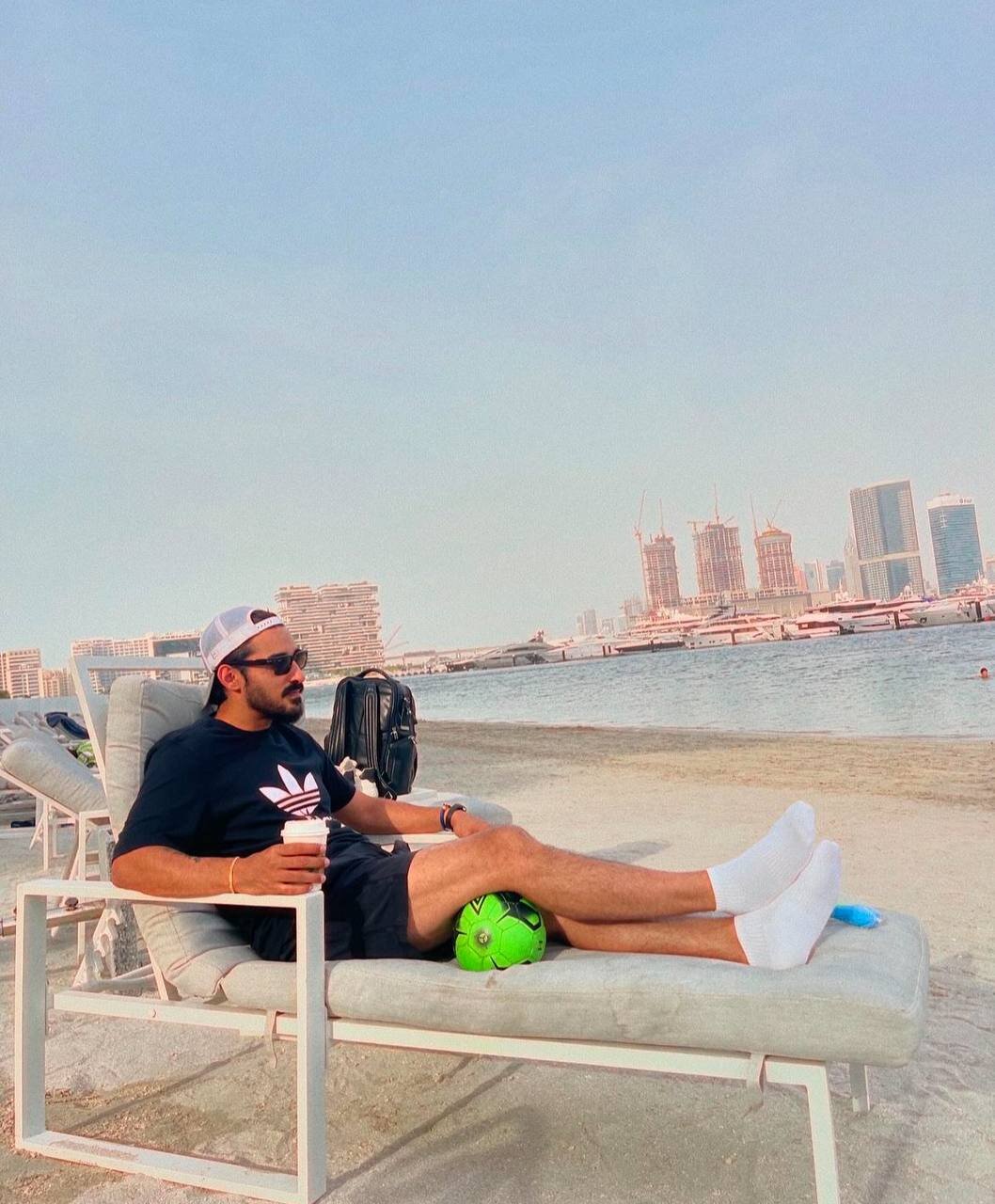 عکس‌| تفریح و استراحت رضا گوچی در ساحل امارات