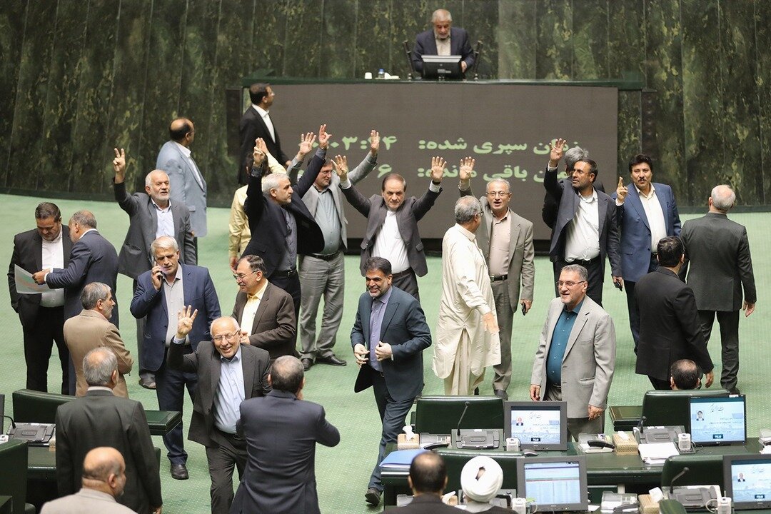 عکس عجیب اما تکراری از صحن علنی مجلس /قالیباف می خندد!