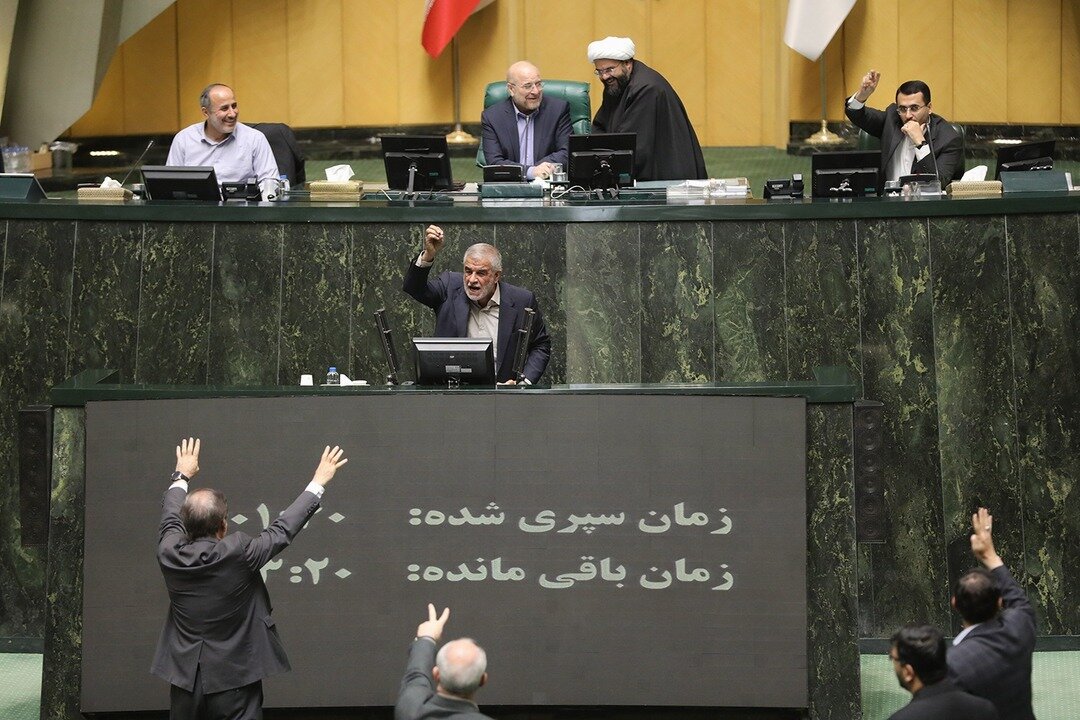 عکس عجیب اما تکراری از صحن علنی مجلس /قالیباف می خندد!