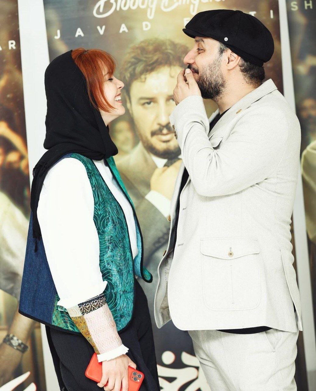 عکس | ژست جالب جواد عزتی مقابل بازیگر زن در یک مراسم رسمی