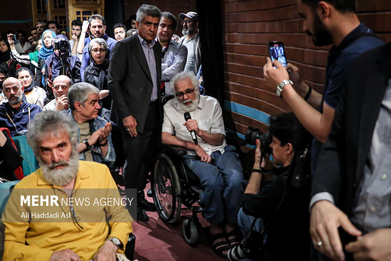عکس | اولین تصویر از بهروز افخمی روی ویلچر؛ آقای کارگردان چه مشکلی دارد؟