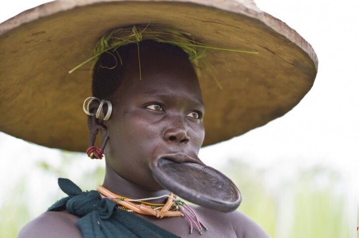 روش وحشتناک زنان قبیله افریقایی برای داشتن لبهای زیبا و گرفتن هدیه گرانتری برای ازدواج
