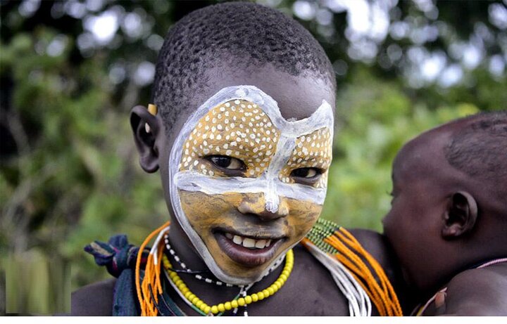 روش وحشتناک زنان قبیله افریقایی برای داشتن لبهای زیبا و گرفتن هدیه گرانتری برای ازدواج