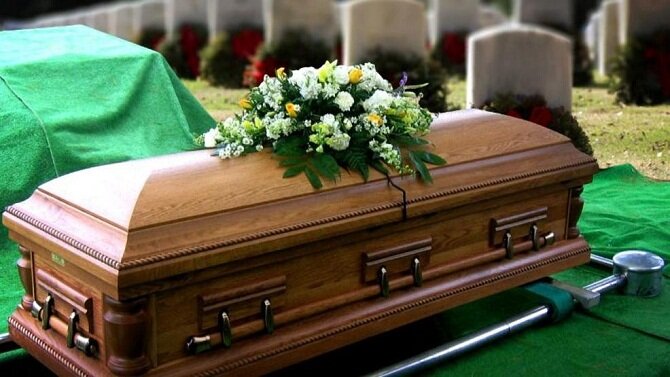 ببینید | لحظه دلهره آور ریزش قبر در هنگام خاکسپاری