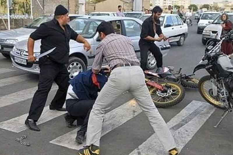 ببینید | تصاویر هولناک از حمله با قمه و قداره به موتورسواران در جاده؛ راننده پژو زورگیر را زیر گرفت!