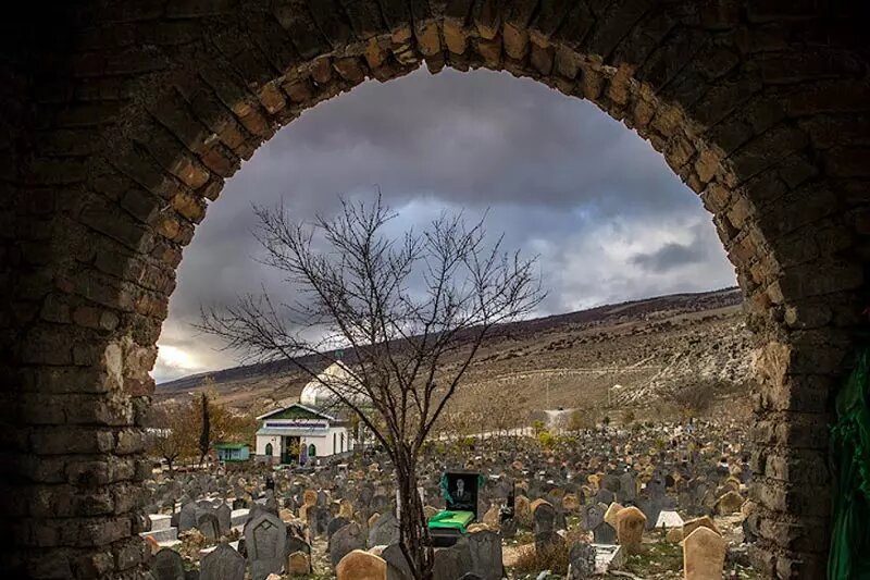 مسیر عجیب | اولین قبرستان مسلمانان در ایران؛ اینجا جسد مردگان پوسیده نمی‌شود؟/ عکس 2