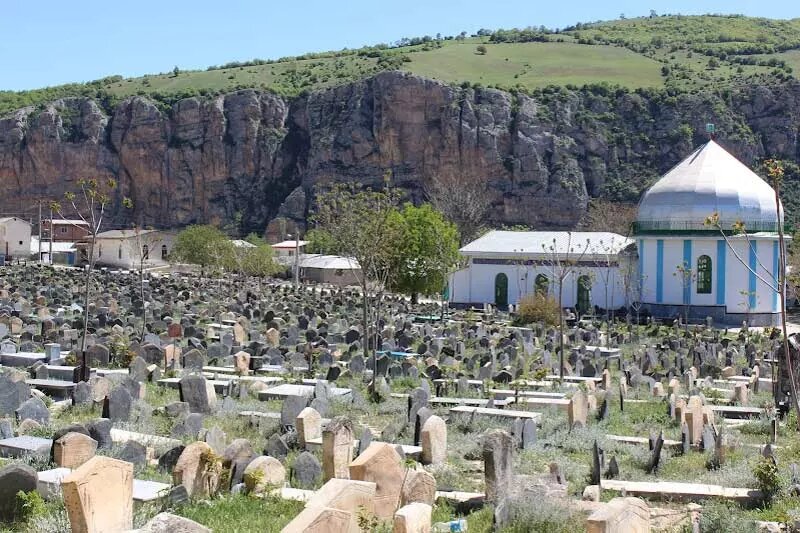 مسیر عجیب | اولین قبرستان مسلمانان در ایران؛ اینجا جسد مردگان پوسیده نمی‌شود؟/ عکس 3