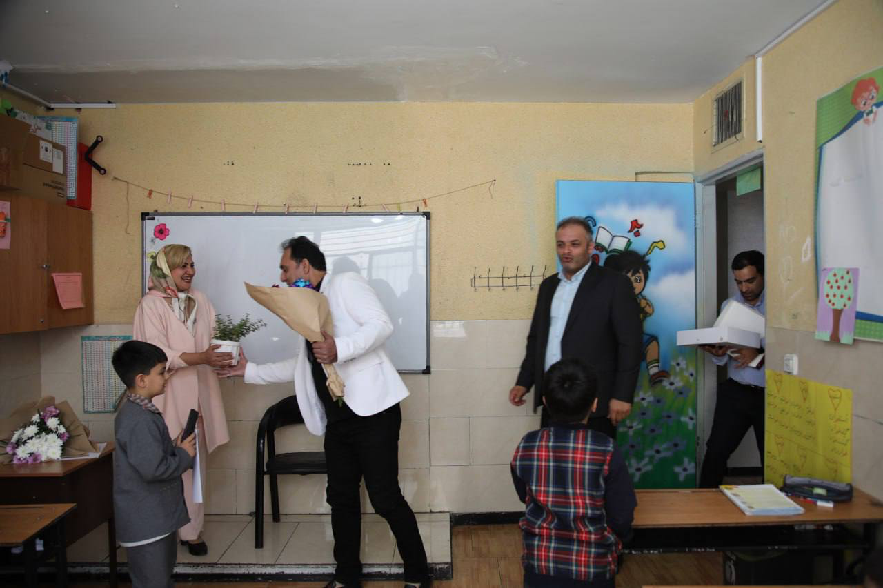 عکس| تقدیر اسطورههای وزنهبرداری از معلمان