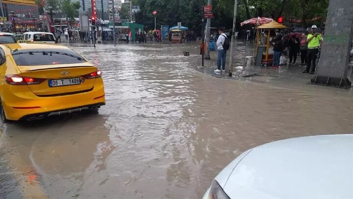 ببینید | تصاویری از سیل شدید در ترکیه؛ خودروها به زیر آب رفت