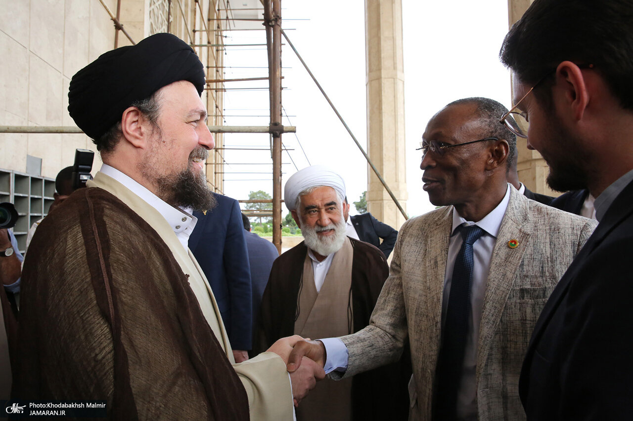 عکسی از پوشش متفاوت مهمانان سیدحسن خمینی /هدیه ای ویژه برای نوه امام (ره)