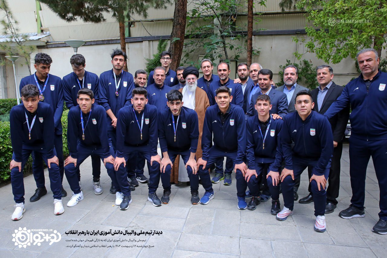 عکس متفاوت از دیدار تیم ملی والیبال دانش‌آموزی ایران با رهبر انقلاب -  خبرآنلاین