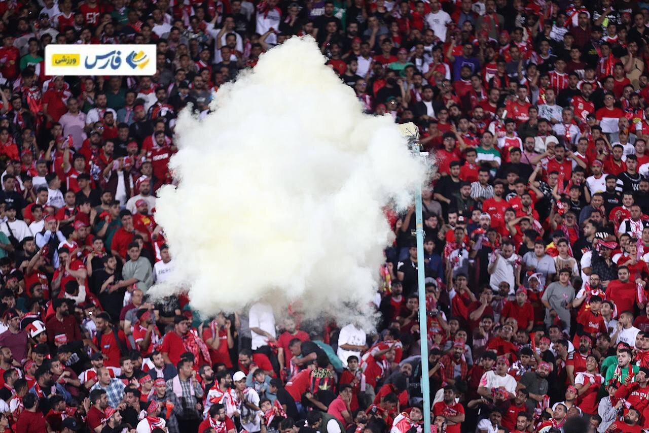 عکس | انفجار نارنجک در میان هواداران پرسپولیس در جریان دیدار با سپاهان