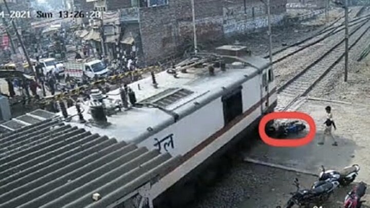 ببینید | لحظه دلهره‌آور زمین خوردن مرد موتورسوار روی ریل‌های قطار