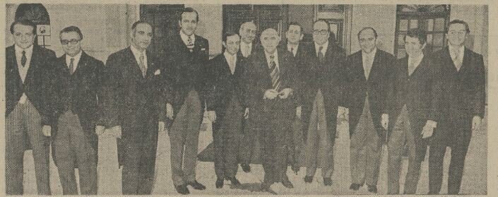 عکس | ژست جالب هویدا بعد از برکناری ۷وزیر کابینه!