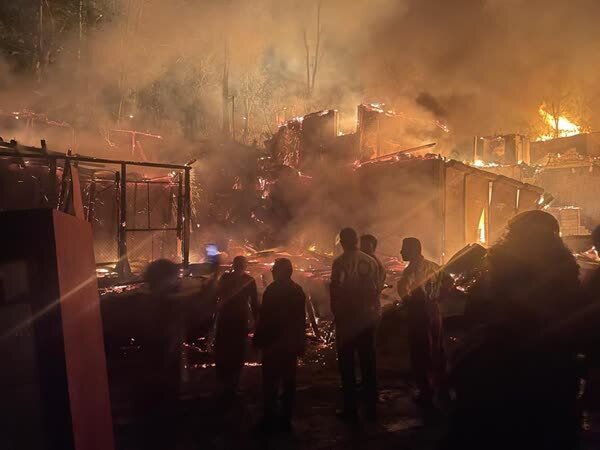 آتش‌سوزی مهیب در امام‌زاده ابراهیم شفت/ عکس