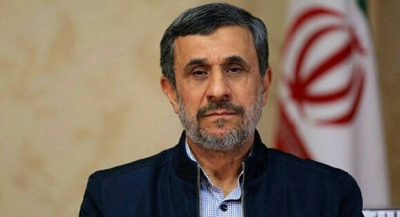محمود احمدی‌نژاد در پاسخ به دعوت تعدادی از هوادارانش که مقابل منزل او جمع...