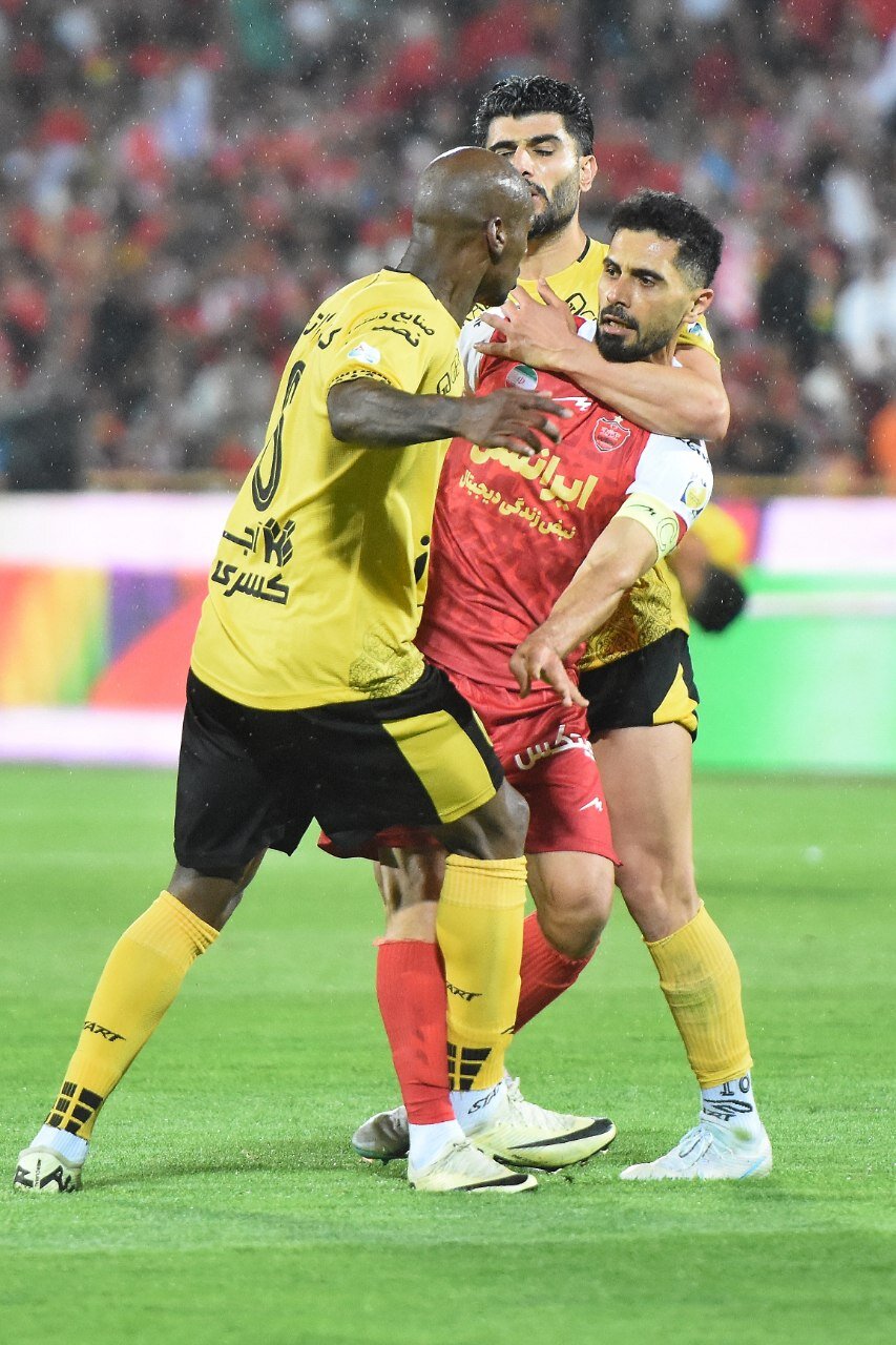 عکس| فریم به فریم با درگیری فیزیکی کاپیتان پرسپولیس و ستاره سپاهان