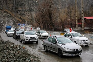 احتمال ریزش سنگ، با بارش باران  در جاده چالوس