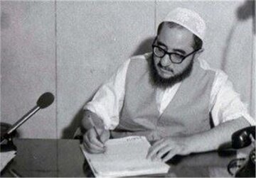 اخطار شدید صادق خلخالی به اهالی مهاباد: هرگونه تظاهرات ضد دینی ممنوع/ مشروبفروشیها را تعطیل کنید اخطار شدید صادق خلخالی به اهالی مهاباد: هرگونه تظاهرات ضد دینی ممنوع/ مشروبفروشیها را تعطیل کنید