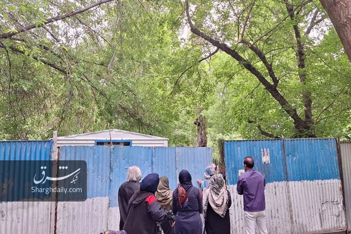 ادامه ساخت و ساز شهرداری زاکانی در پارک‌ها؛ دیوار کشی در بخش‌هایی از این بوستان قدیمی تهران/ عکس