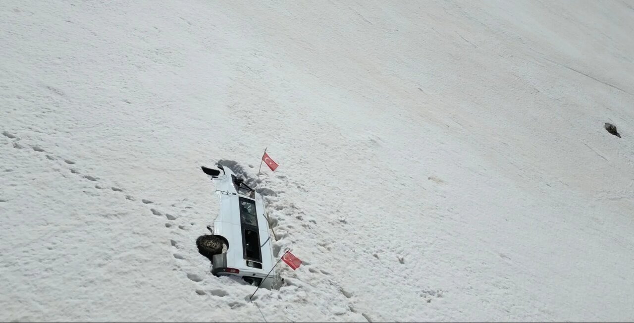 ببینید | فیلم پربازدید از پیدا شدن مینی‌بوس دفن‌شده زیر بهمن پس از 4 ماه!