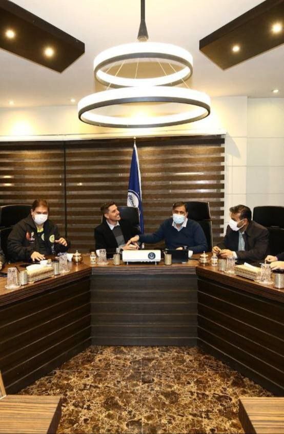 عکس| توافق با آتیلا حجازی در اتاق جلسات آجورلو؟!