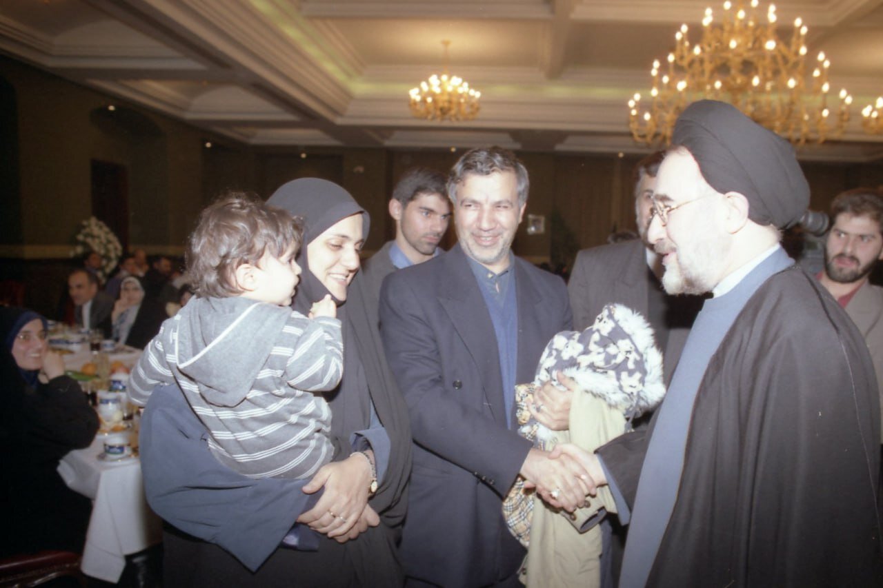 عکسی قدیمی از سیدمحمد خاتمی در کنار همسر و فرزند عطاء الله مهاجرانی