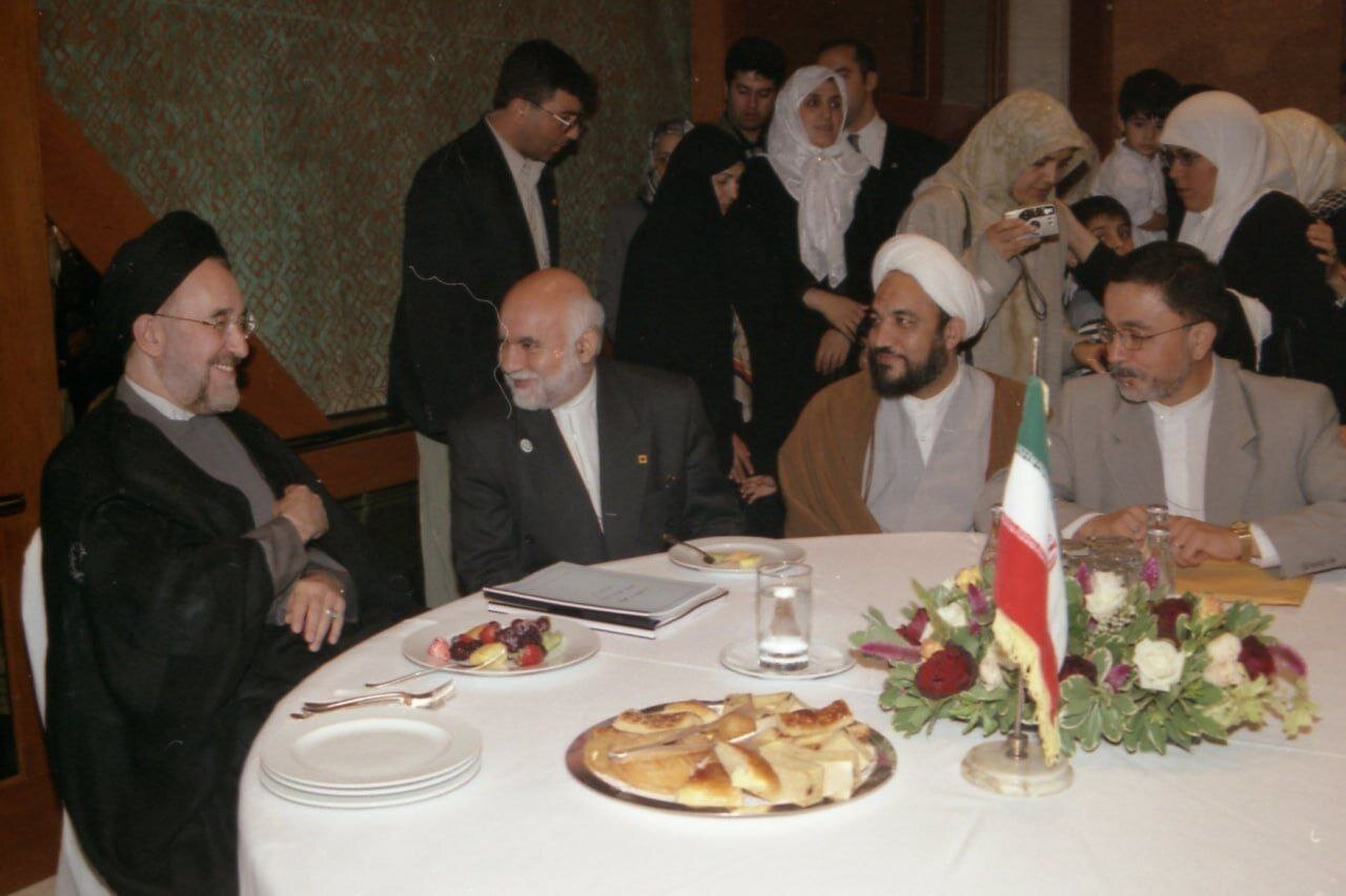 عکسی قدیمی از همنشینی روحانی تندرو با سیدمحمد خاتمی