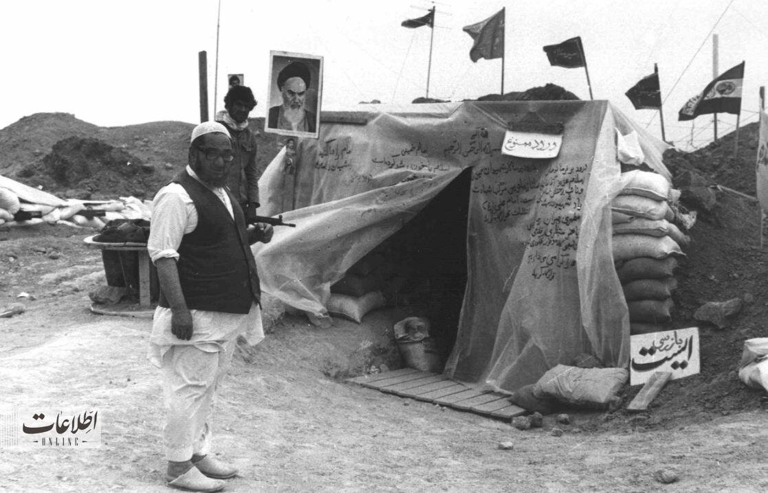 عکسی از تیپ عجیب صادق خلخالی در میدان جنگ