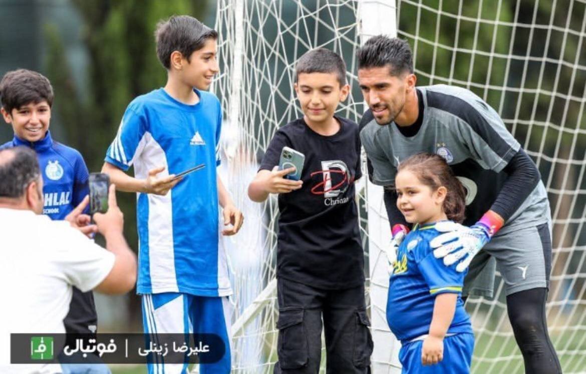 عکس| سلفی حسینی با یک دختربچه در تمرین استقلال