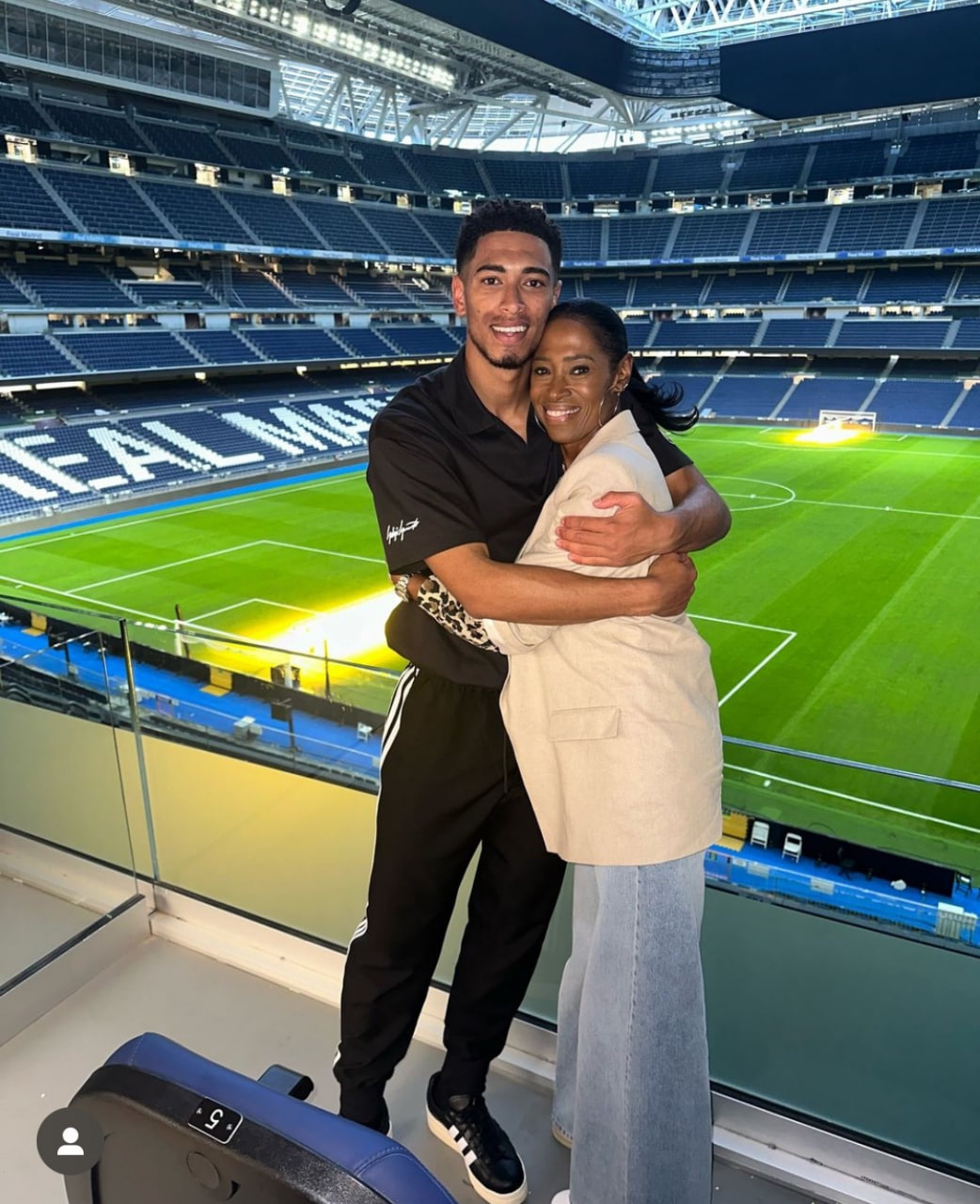 عکس| جشن قهرمانی ستاره رئال مادرید در آغوش مادر