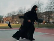 ببینید | حضور ۳ زن مسلمان با شال و مانتو در تبلیغ یک گوشی همراه وسط زمین بسکتبال در دل آمریکا