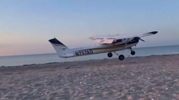 ببینید | لحظه پراسترس فرود اضطراری خلبان ۶۰ ساله در ساحل پس از گزارش خرابی موتور
