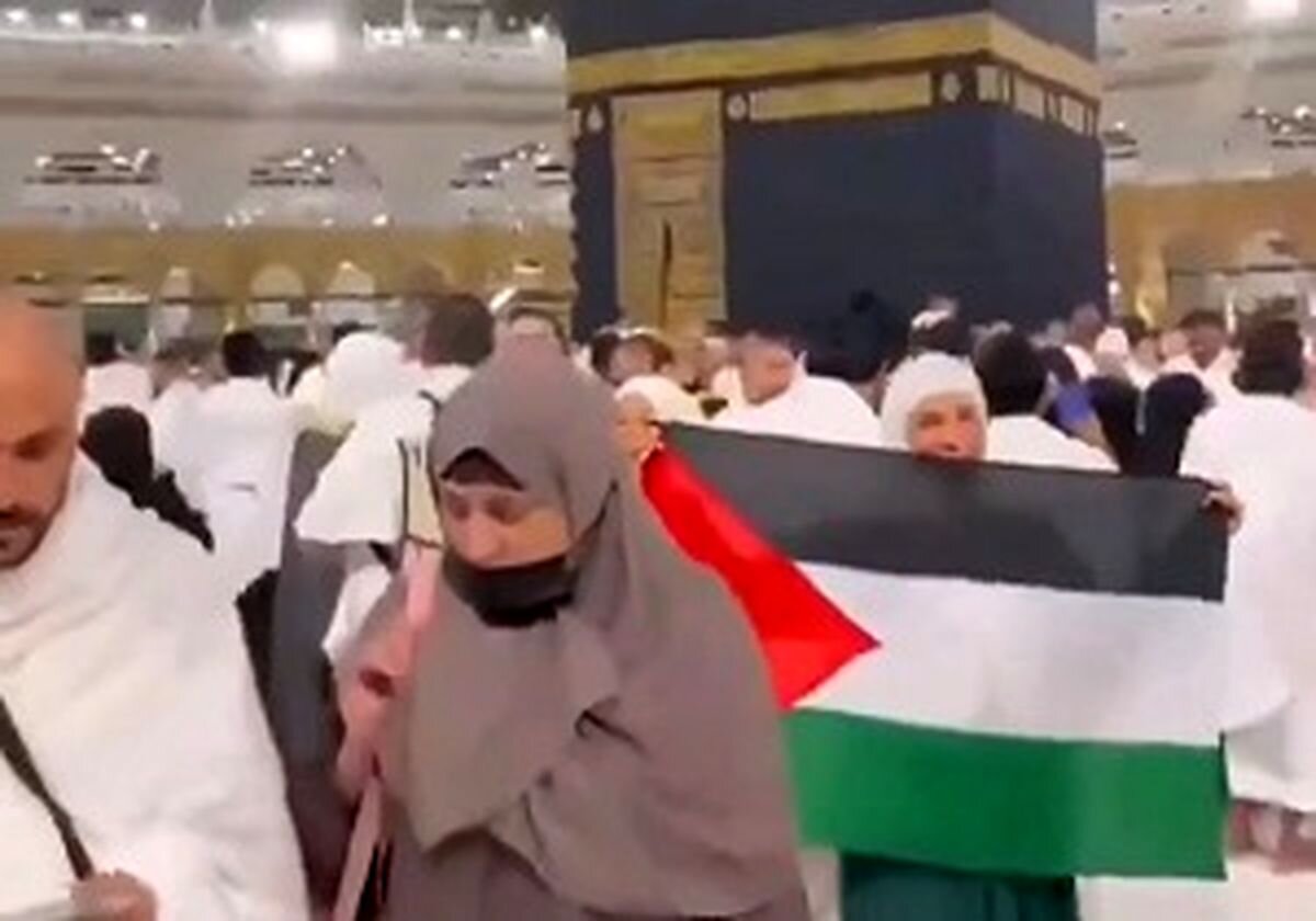 خانمی قصد داشت با پرچم فلسطین در مقابل کعبه عکس بگیرد که پلیس سعودی...