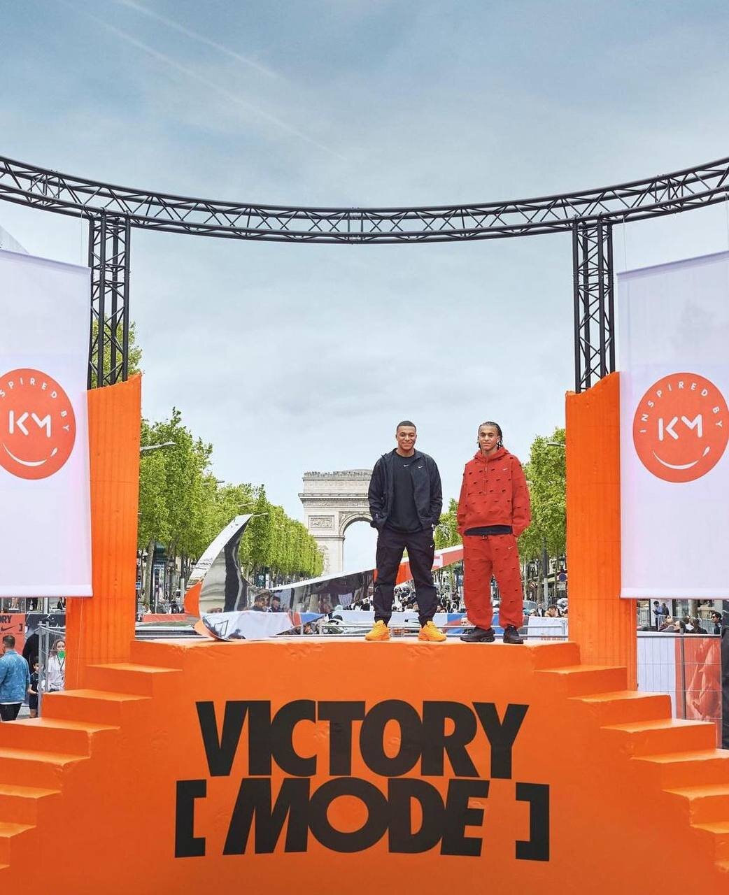 عکس| برادران امباپه در خاصترین خیابان پاریس