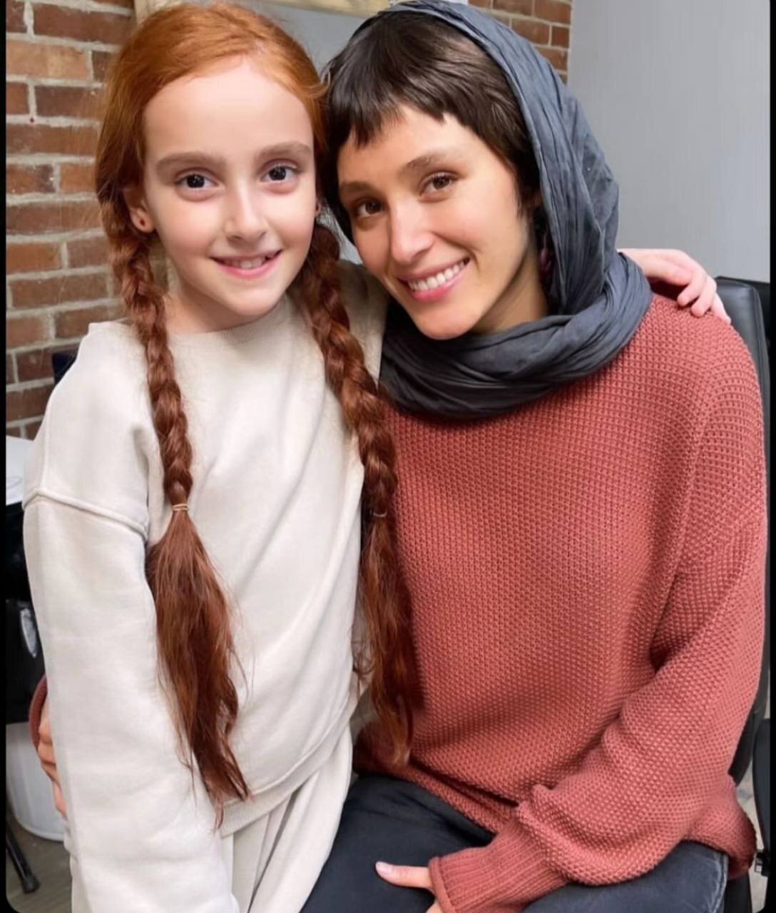 عکس | ابراز محبت فرشته حسینی به یک بازیگر خردسال در پشت صحنه سریال جدیدش