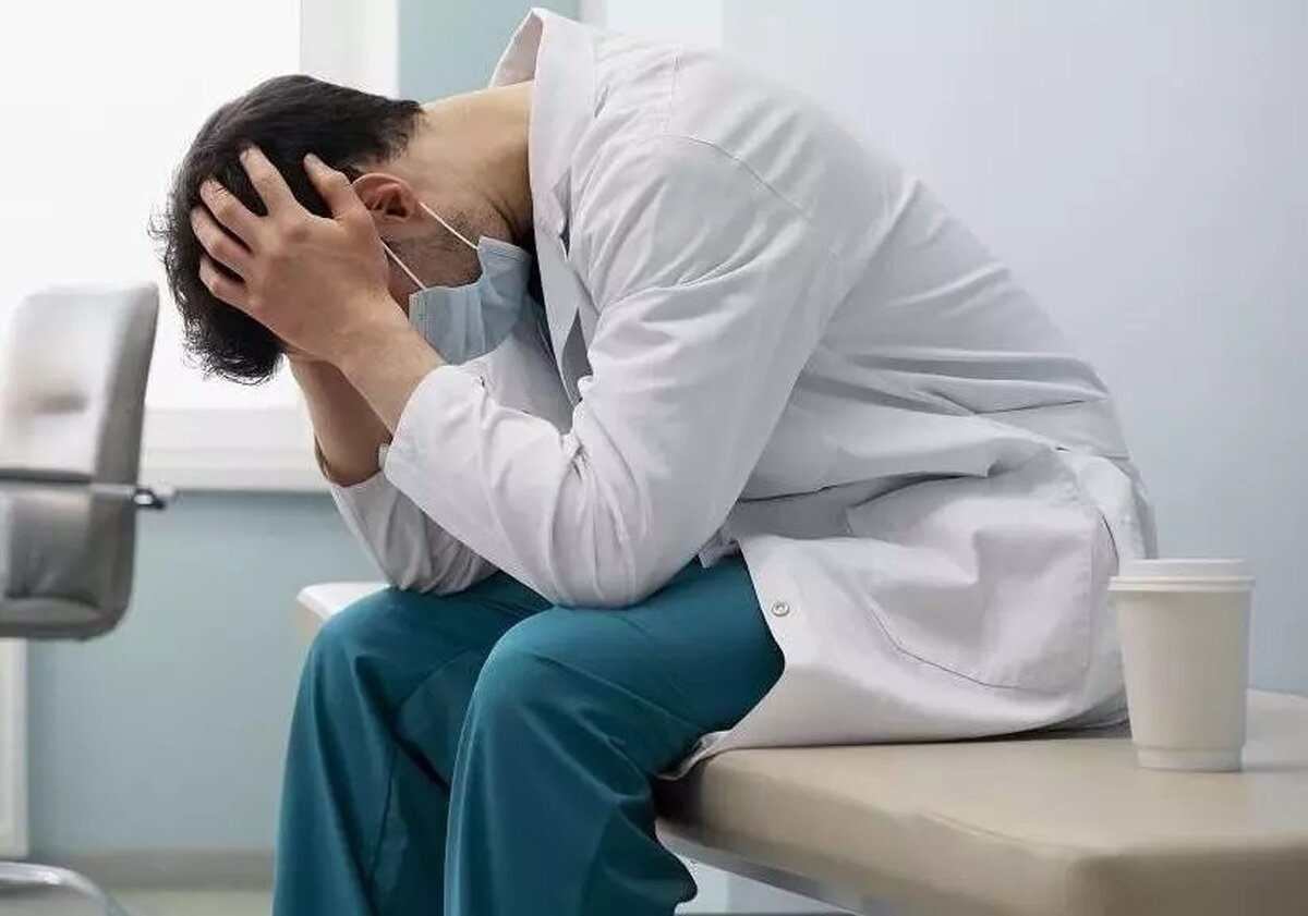 بهرهکِشی از پزشکان جوان در مراکز درمانی؛ در بخش بهداشت پزشک اپراتور کامپیوتر است / متاسفانه در پزشکی تعریف موفقیت پول است 5