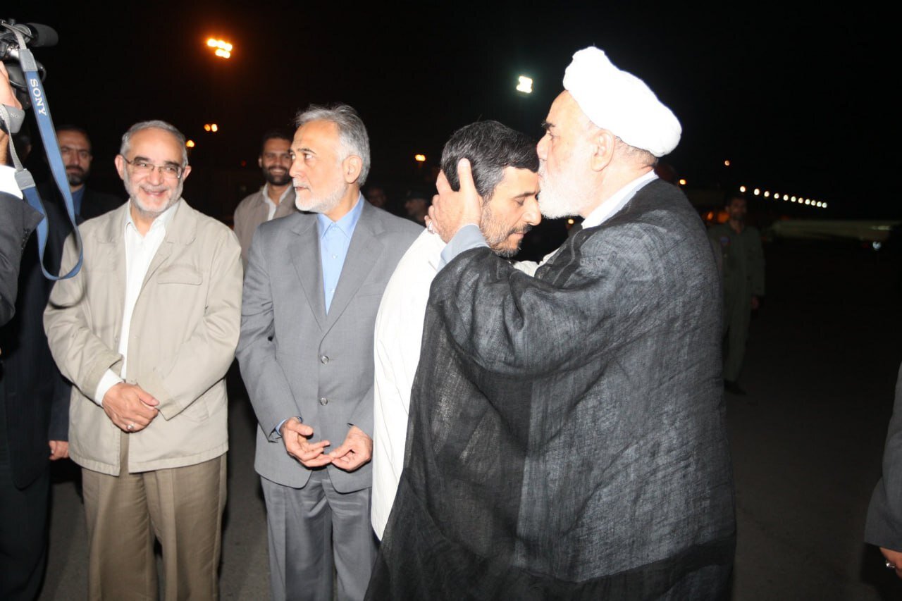 بوسه محمدی گلپایگانی بر پیشانی احمدی‌نژاد روی باند فرودگاه!