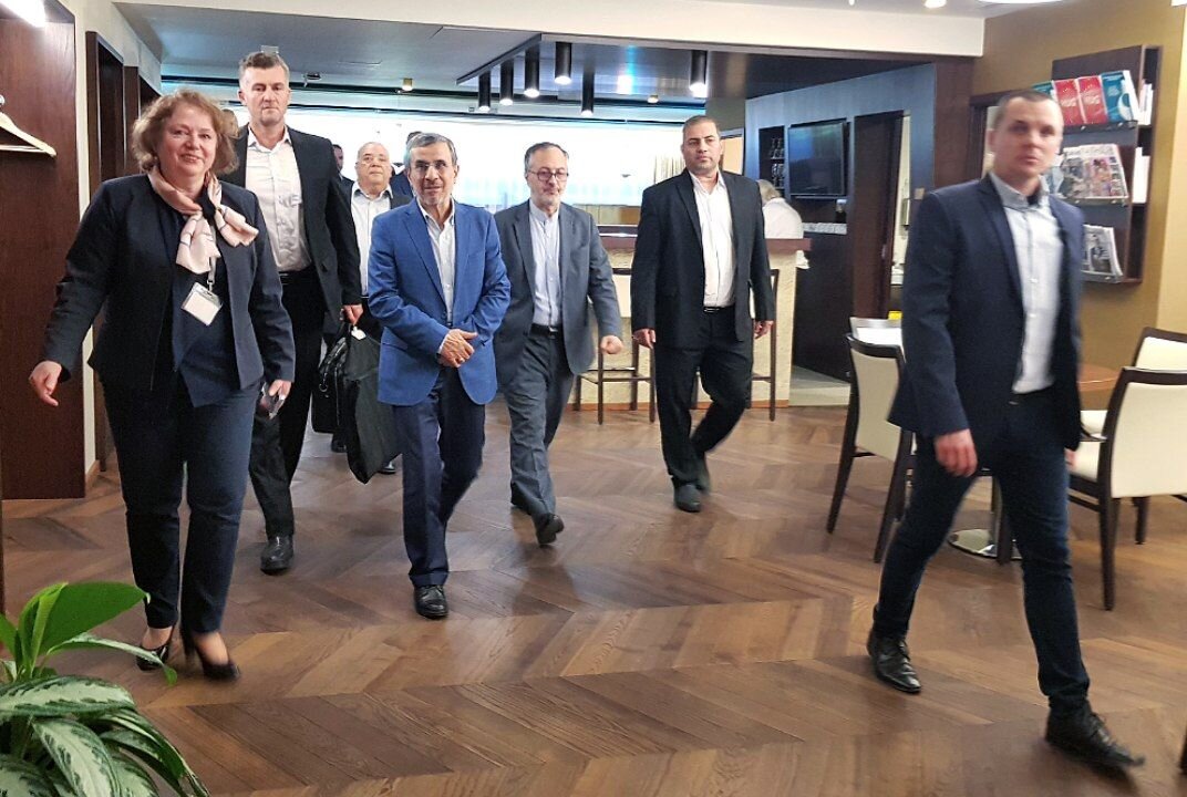 عکسی از تیپ و پوشش احمدی نژاد در مجارستان