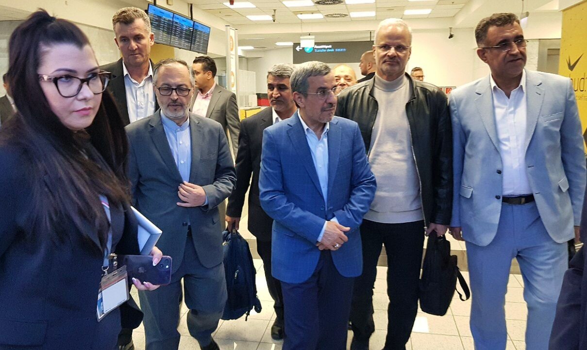 عکسی از تیپ و پوشش احمدی نژاد در مجارستان