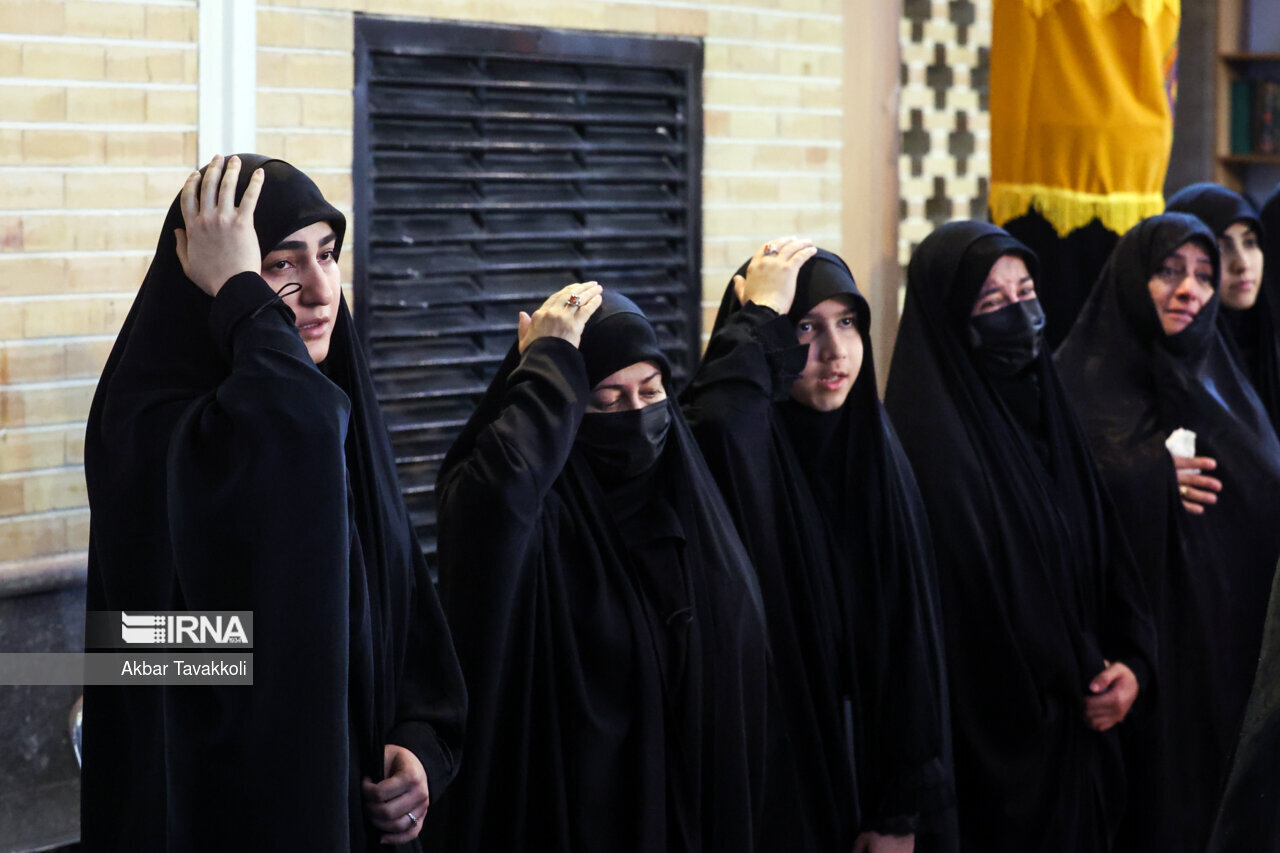 عکسی متفاوت از عزاداری دختر سردار سلیمانی در یک مراسم