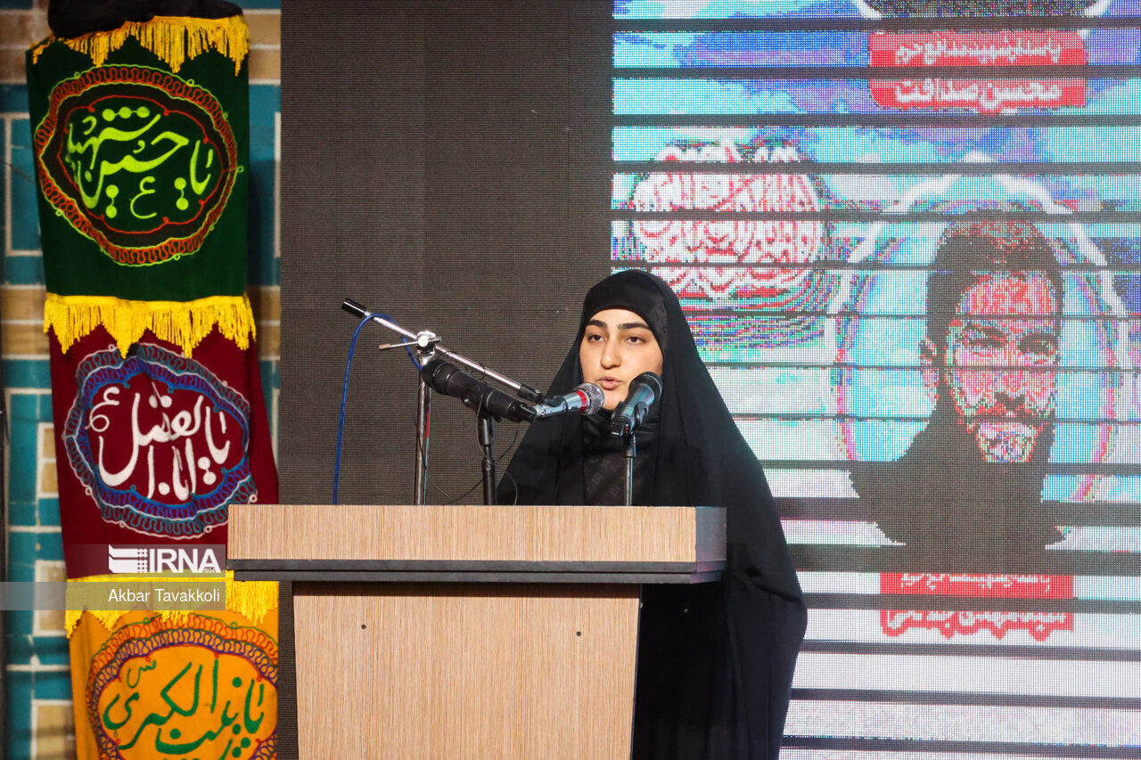 عکسی متفاوت از عزاداری دختر سردار سلیمانی در یک مراسم