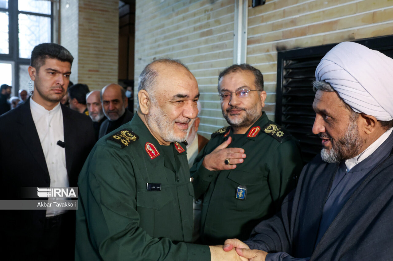 عکسی از واکنش جالب سردار قاآنی به درخواست یک کودک /سردار میزبان شد