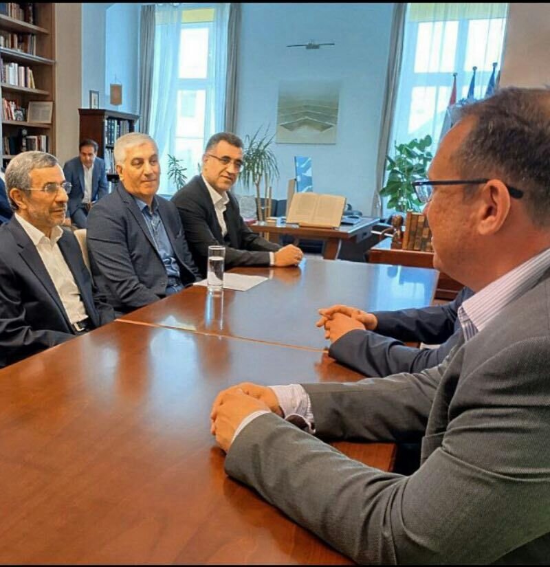تصاویری جدید از محمود احمدی نژاد در خارج از کشور درحال خوش و بش کردن
