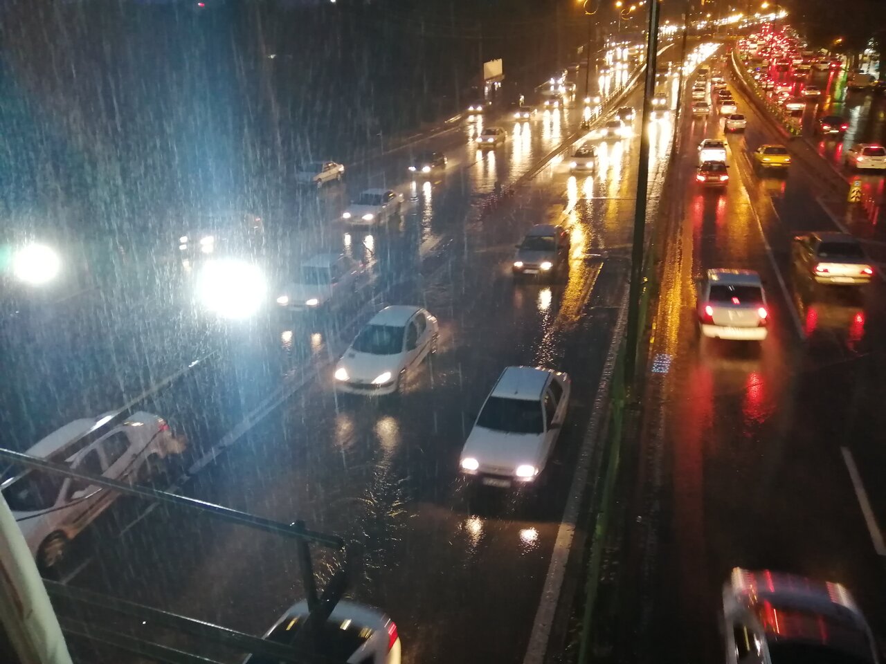 آب گرفتگی خیابان های همدان بر اثر بارش باران!