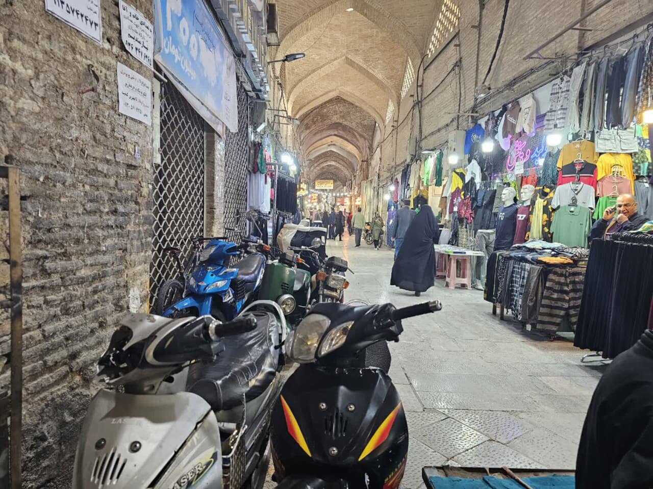 وضعیت ناگوار یک بازار تاریخی در نصفجهان/از ویراژ شبانهروزی موتورسیکلتها تا سدمعبرهای مغازهداران