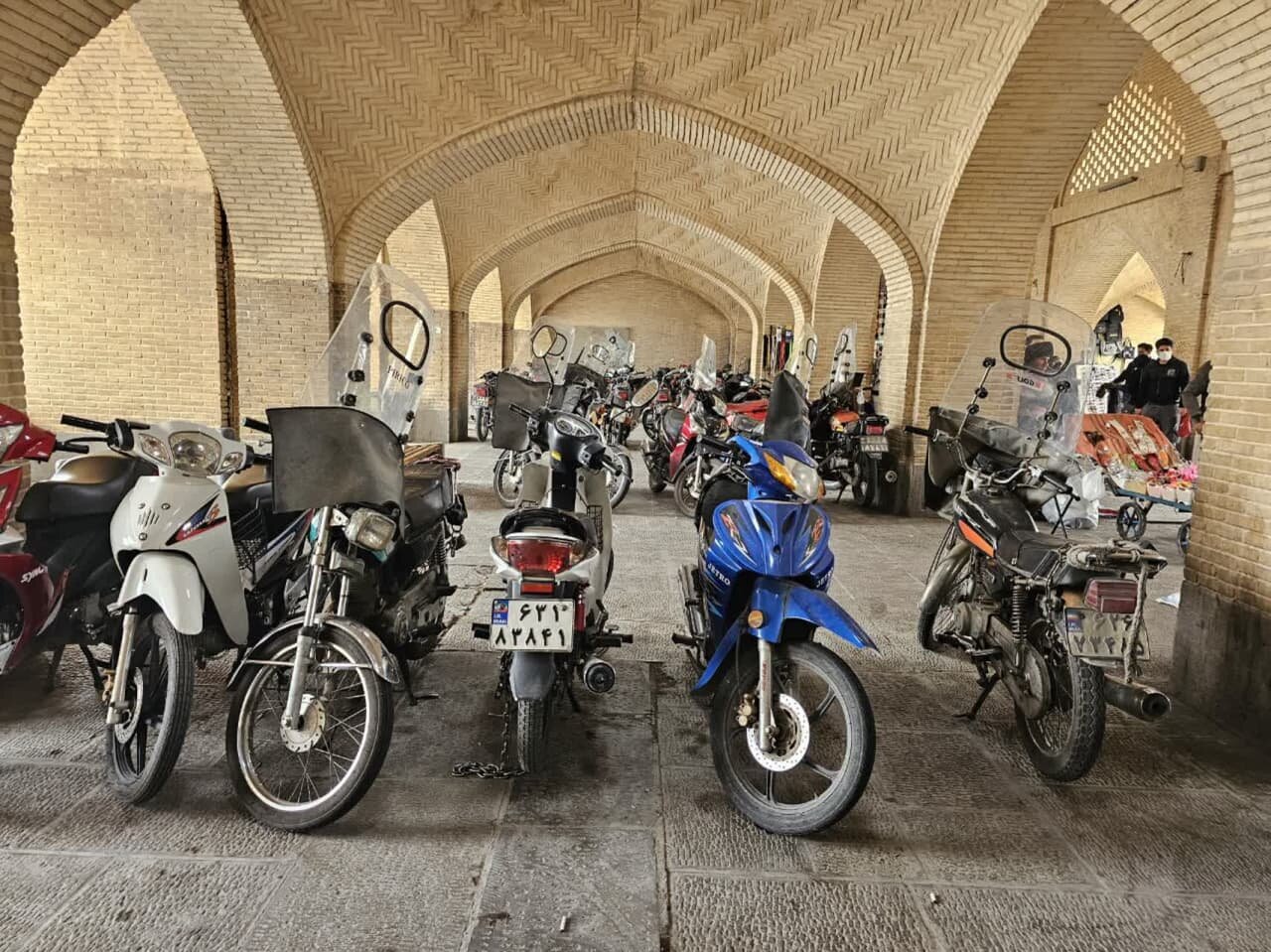 وضعیت ناگوار یک بازار تاریخی در نصفجهان/از ویراژ شبانهروزی موتورسیکلتها تا سدمعبرهای مغازهداران