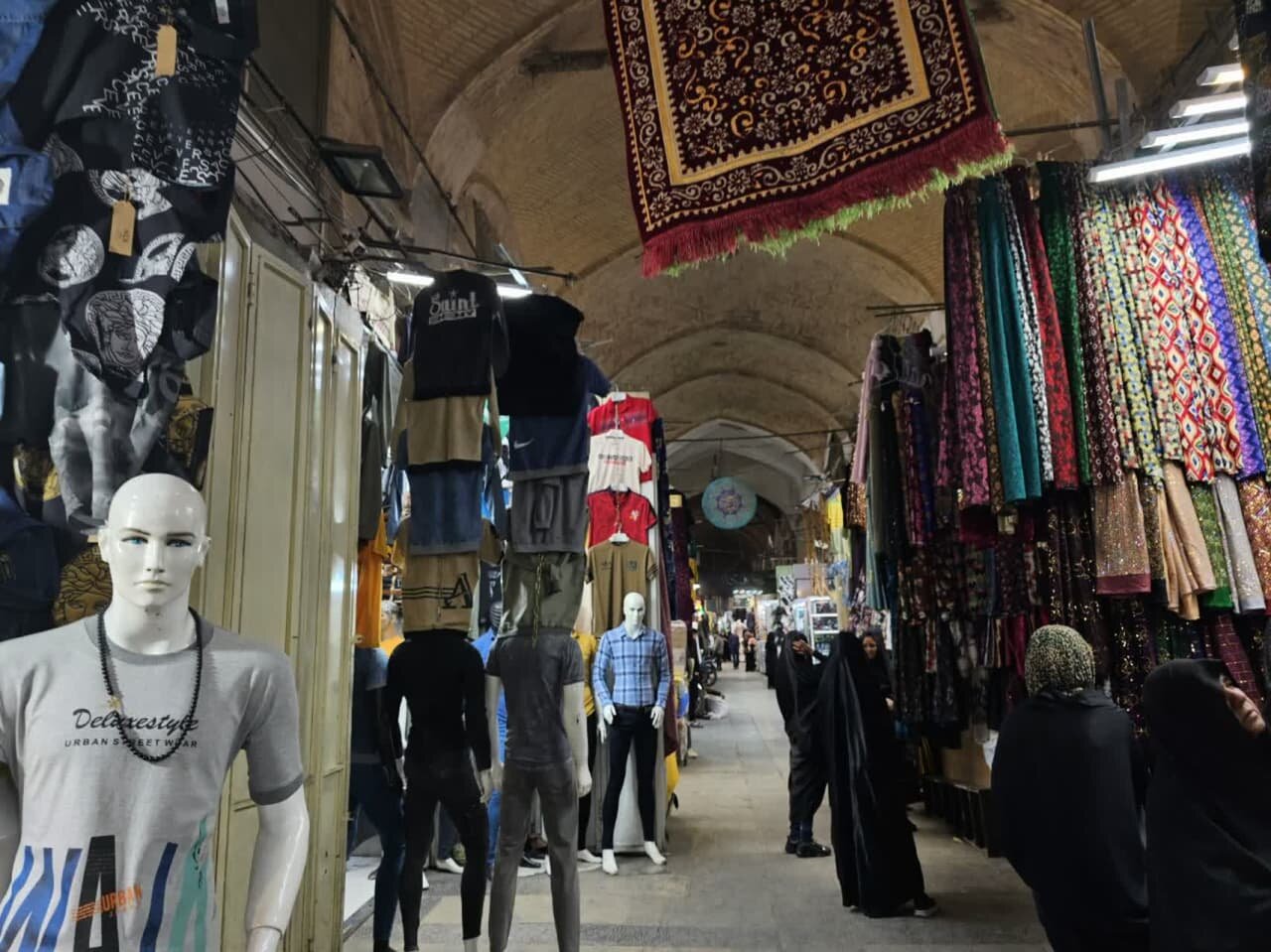 وضعیت ناگوار یک بازار تاریخی در نصفجهان/از ویراژ شبانهروزی موتورسیکلتها تا سدمعبرهای مغازهداران